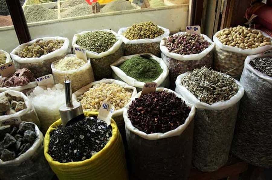 Doha Night Tour & Dhow Boat Cruise with Transfers - What the guides add to the experience