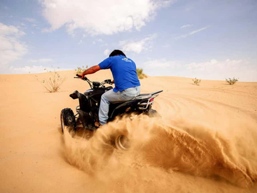 Explore desert Qatar: Off-Road Adventures, dune bashing Tour - A high-dune photo stop at the Inland Sea
