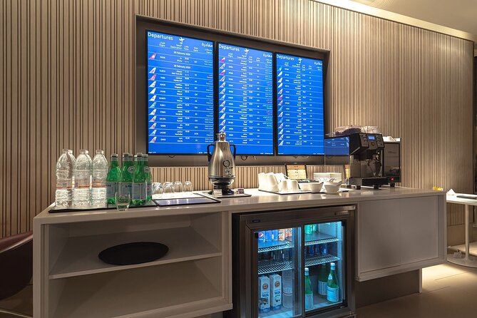 Qatar: Doha Hamad International Airport (DOH) Al Maha Lounge - The shower is often worth more than the buffet